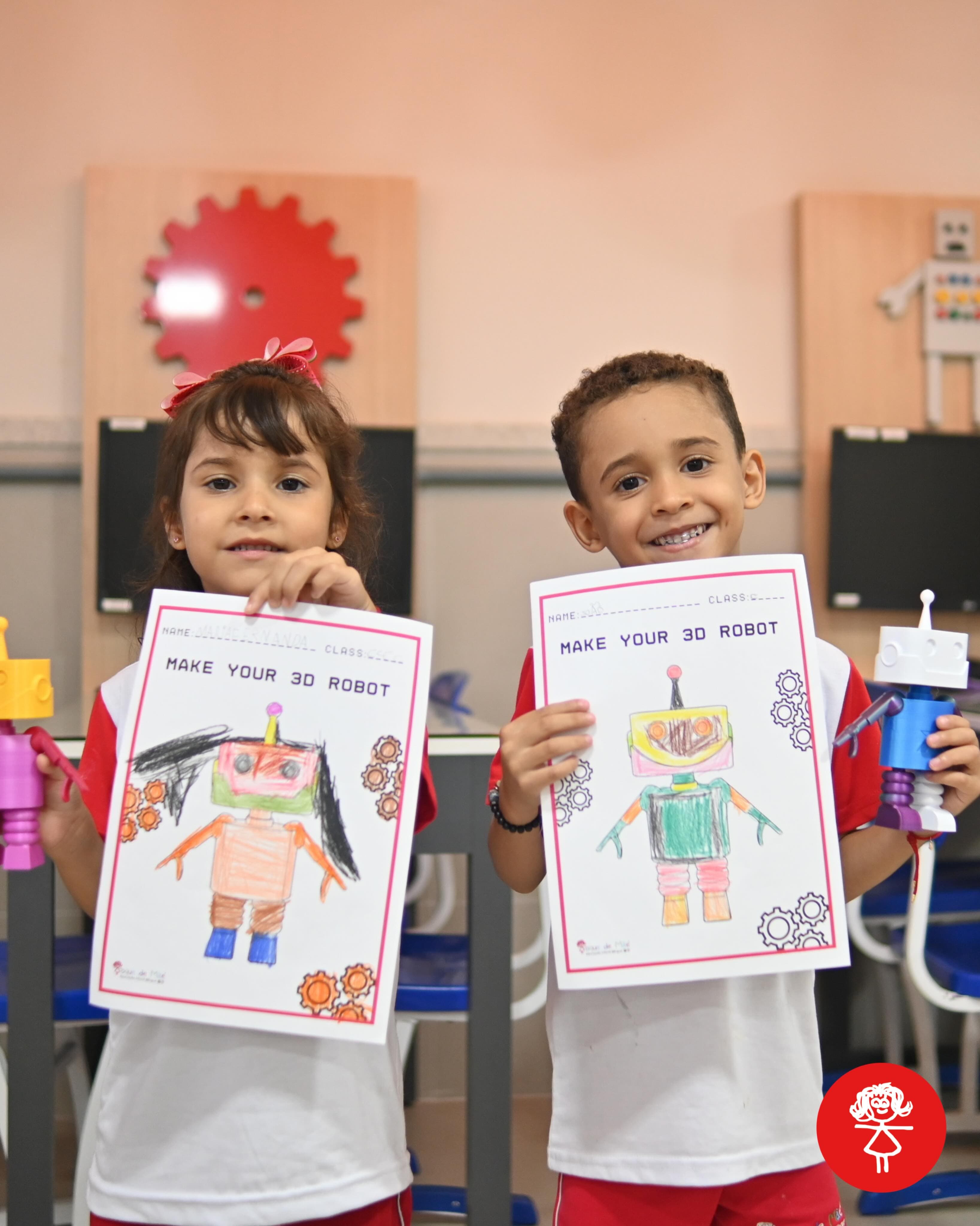Duas crianças mostrando as folhas do projeto Make Your 3D Robot, com os robôs que desenharam