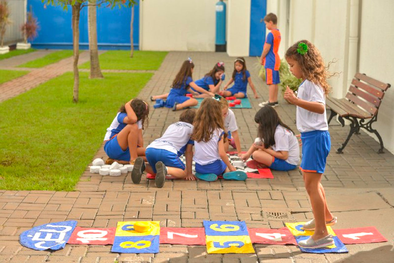 Habilidades lógicas da criança em idade pré-escolar brincadeira de  imaginação criativa jogos educativos divertidos brincadeira ativa para  crianças meninas brincando com brinquedos educativos no interior de casa