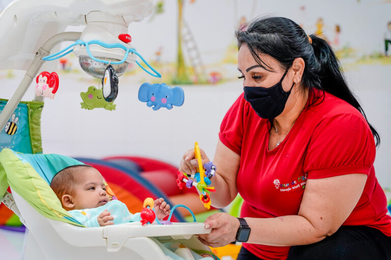 5 Atividades Para Ajudar No Desenvolvimento De Bebês De 6 A 12 Meses Toque De Mãe Bilíngue 3605