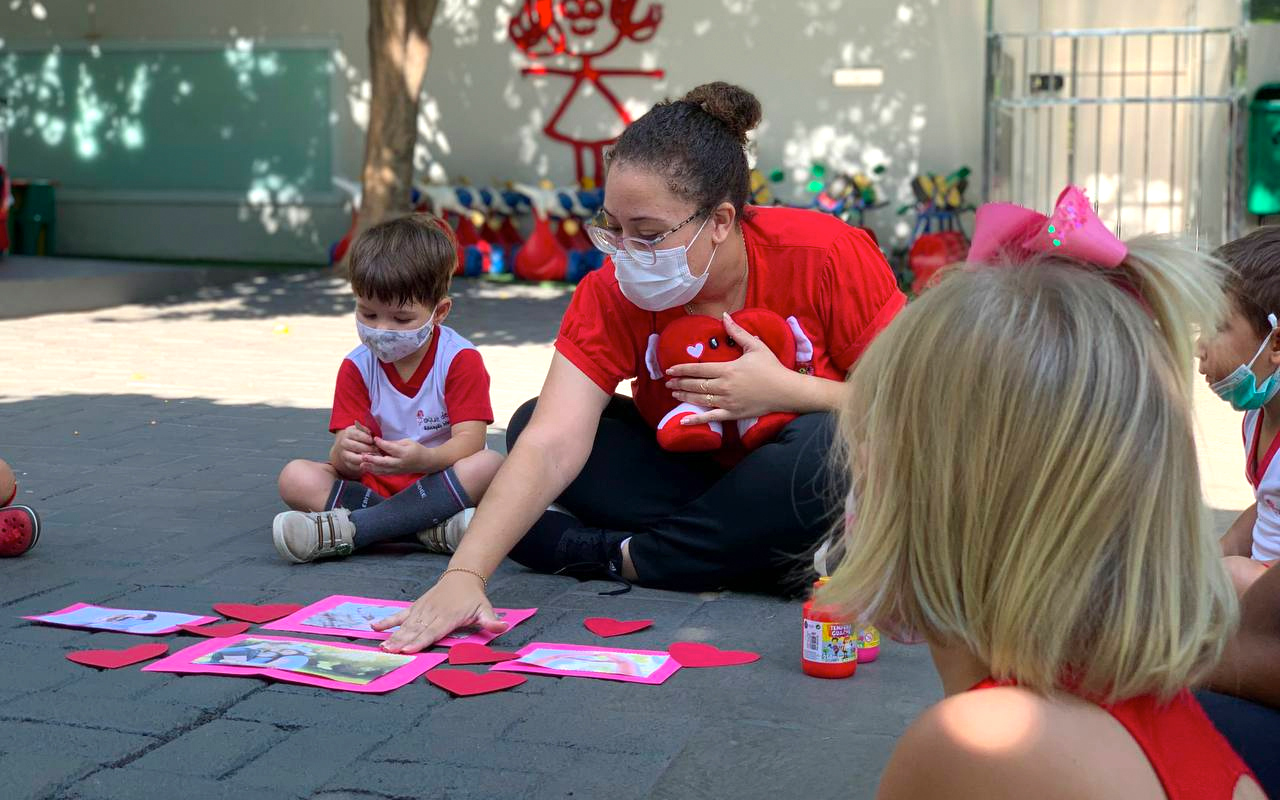 Entre jogos e brincadeiras educativas a alunos aprendem educação no tânsito