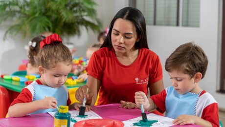 Jogo de educação para crianças corta e combina o mesmo número de